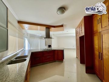 CASA EN VENTA EN LAS PRIVANZAS