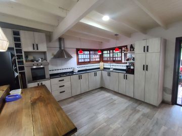 VENTA CASA 4 AMBIENTES MORENO