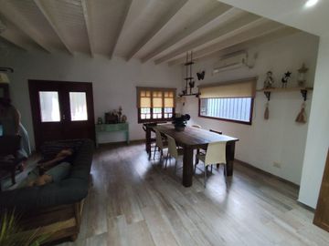 VENTA CASA 4 AMBIENTES MORENO