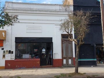 OPORTUNIDAD, Casa a reciclar - A la venta en el centro de Cañuelas