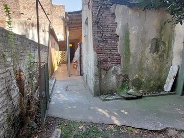 OPORTUNIDAD, Casa a reciclar - A la venta en el centro de Cañuelas