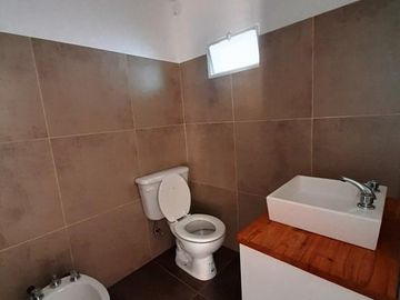 Importante casa en PA con cochera - Terraza con parrillero