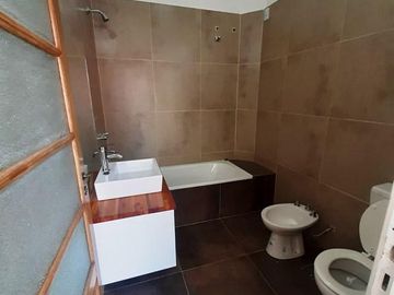 Importante casa en PA con cochera - Terraza con parrillero