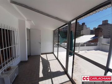 Importante casa en PA con cochera - Terraza con parrillero