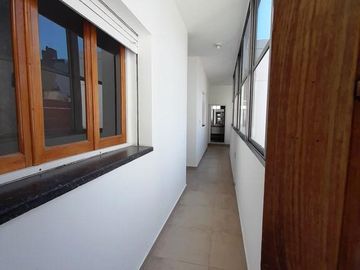 Importante casa en PA con cochera - Terraza con parrillero