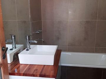 Importante casa en PA con cochera - Terraza con parrillero