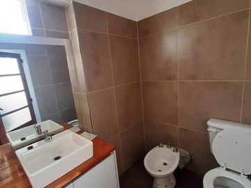 Importante casa en PA con cochera - Terraza con parrillero