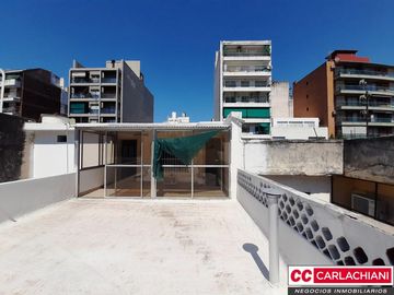 Importante casa en PA con cochera - Terraza con parrillero