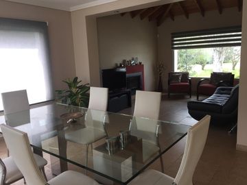 Casa con Piscina en venta en Fincas de Iraola I