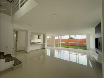 se vende moderna casa en Hacienda el Castillo-Jamundi