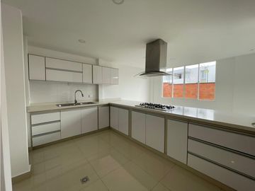 se vende moderna casa en Hacienda el Castillo-Jamundi