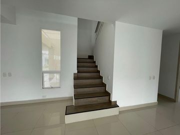 se vende moderna casa en Hacienda el Castillo-Jamundi