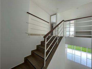 se vende moderna casa en Hacienda el Castillo-Jamundi