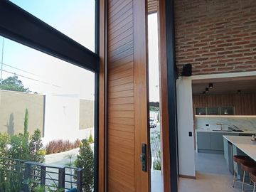 VENDO MODERNA CASA DE 4 HABITACIONES MAS ESTUDIO Y VISTA ESPECTACULAR