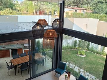VENDO MODERNA CASA DE 4 HABITACIONES MAS ESTUDIO Y VISTA ESPECTACULAR