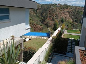 VENDO MODERNA CASA DE 4 HABITACIONES MAS ESTUDIO Y VISTA ESPECTACULAR
