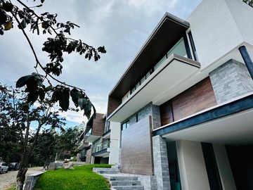 VENDO MODERNA CASA DE 4 HABITACIONES MAS ESTUDIO Y VISTA ESPECTACULAR