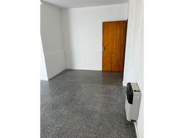 Dpto 2 amb muy luminoso, 2do piso por escalera