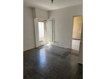 Dpto 2 amb muy luminoso, 2do piso por escalera