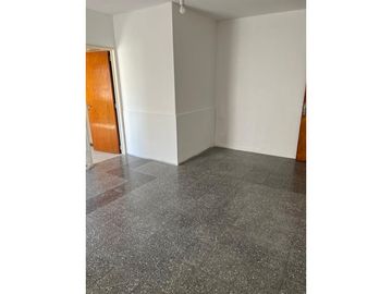 Dpto 2 amb muy luminoso, 2do piso por escalera