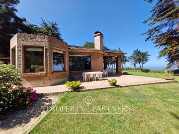 Casa con vista espectacular al mar en condominio de Cachagua