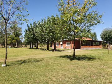 Venta casa quinta 4 ambientes en Cañuelas, cochera