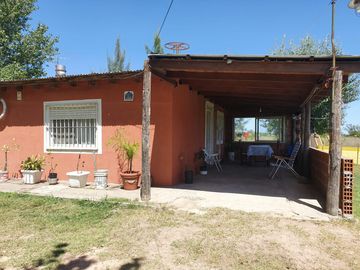Venta casa quinta 4 ambientes en Cañuelas, cochera
