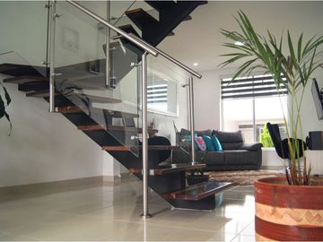 HERMOSA CASA EN VENTA - SECTOR  AV CENTENARIO