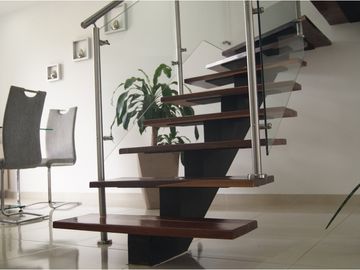 HERMOSA CASA EN VENTA - SECTOR  AV CENTENARIO