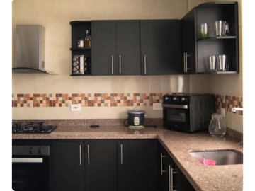 HERMOSA CASA EN VENTA - SECTOR  AV CENTENARIO