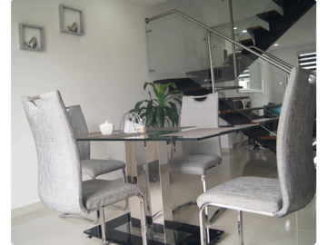 HERMOSA CASA EN VENTA - SECTOR  AV CENTENARIO