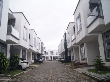 HERMOSA CASA EN VENTA - SECTOR  AV CENTENARIO