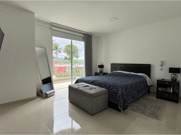 HERMOSA CASA EN VENTA - SECTOR  AV CENTENARIO