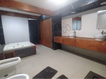 Residencia en venta con acabados de madera en el Mirador