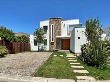 Hermosa! Como nueva! Impecable casa en condominio