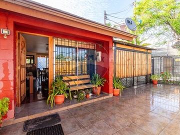 Casa en Barrio tranquilo,/ Muy buena conectividad