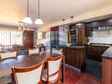 Casa en Barrio tranquilo,/ Muy buena conectividad