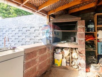 Casa en Barrio tranquilo,/ Muy buena conectividad