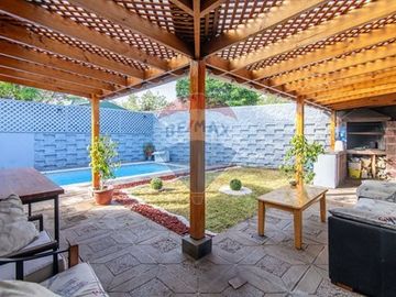 Casa en Barrio tranquilo,/ Muy buena conectividad