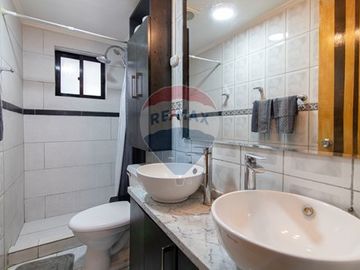 Casa en Barrio tranquilo,/ Muy buena conectividad