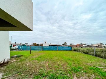 Casa de Diseño en venta, 1 Dormitorio Funes Town Coronel Pringles 1300