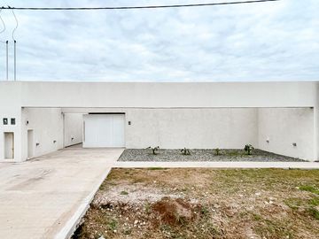 Casa de Diseño en venta, 1 Dormitorio Funes Town Coronel Pringles 1300