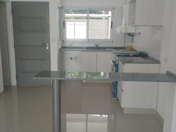A estrenar Excelentes duplex, 4 ambientes de categoría, jardín y cochera.