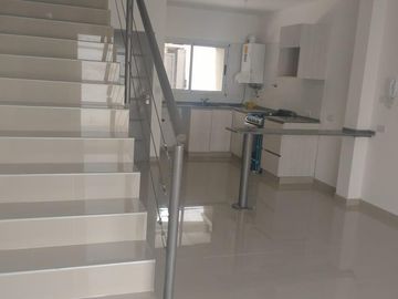 A estrenar Excelentes duplex, 4 ambientes de categoría, jardín y cochera.