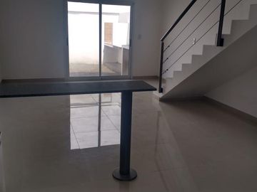A estrenar Excelentes duplex, 4 ambientes de categoría, jardín y cochera.