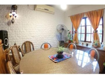 Casa en venta - 4 Dormitorios 3 Baños 1 Cochera - 300Mts2 - Ituzaingó