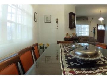Casa en venta - 4 Dormitorios 3 Baños 1 Cochera - 300Mts2 - Ituzaingó