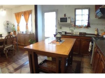 Casa en venta - 4 Dormitorios 3 Baños 1 Cochera - 300Mts2 - Ituzaingó