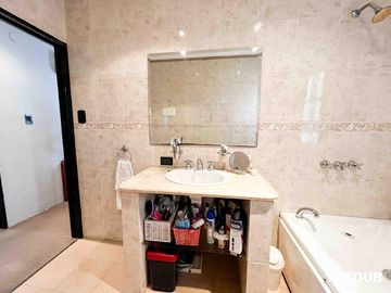 Casa en venta - 3 Dormitorios 3 Baños - 267mts2 - Cochera - Tolosa