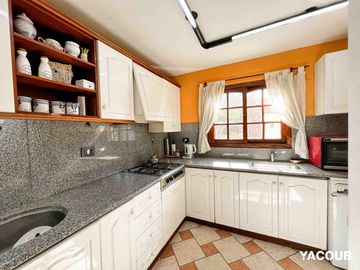 Casa en venta - 3 Dormitorios 3 Baños - 267mts2 - Cochera - Tolosa